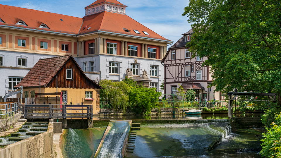 Historische Häuser und Schäferwehr an einem Neckarkanal in Esslingen