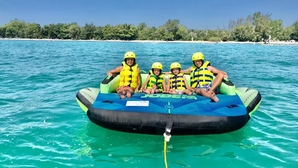 Vier Gäste mit Helm und Schwimmweste beim Sofa-Ride