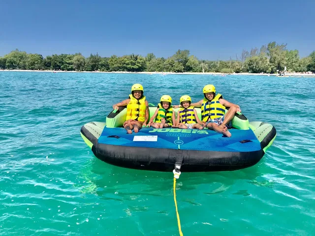 Vier Gäste mit Helm und Schwimmweste beim Sofa-Ride
