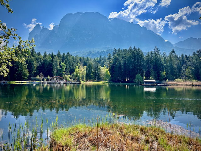 Völser Weiher mit Spiegelung des Schlern und Wald am Ufer