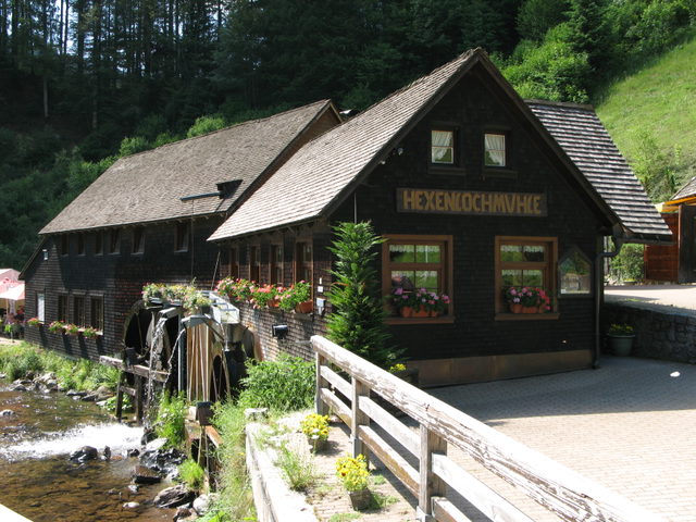 Hexenlochmühle mit Wasserrädern im Schwarzwald