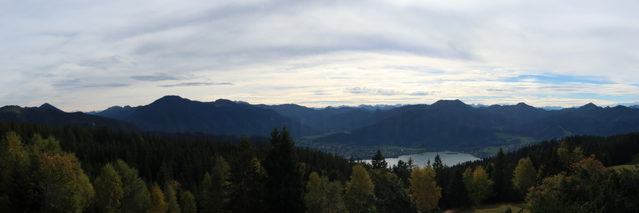 Panoramablick von der Neureuth über den Tegernsee und die umliegenden Berge.