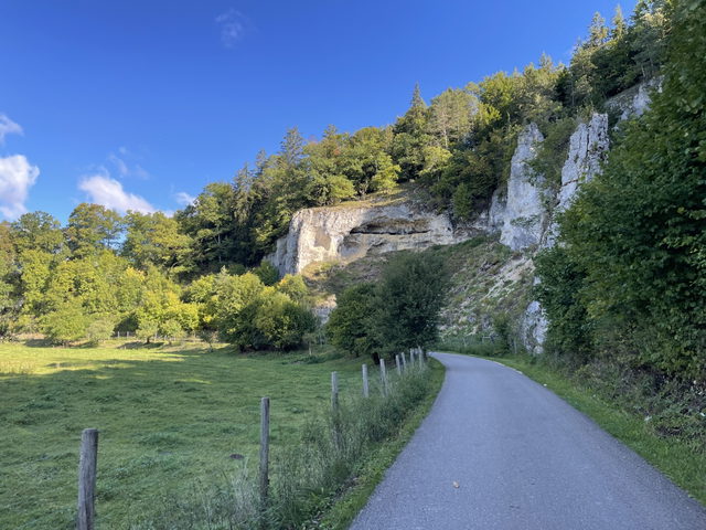 Radweg zwischen Felswänden bei Unterschmeien