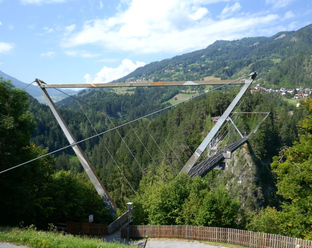 Benni-Raich-Brücke über die grüne Pitzenklamm