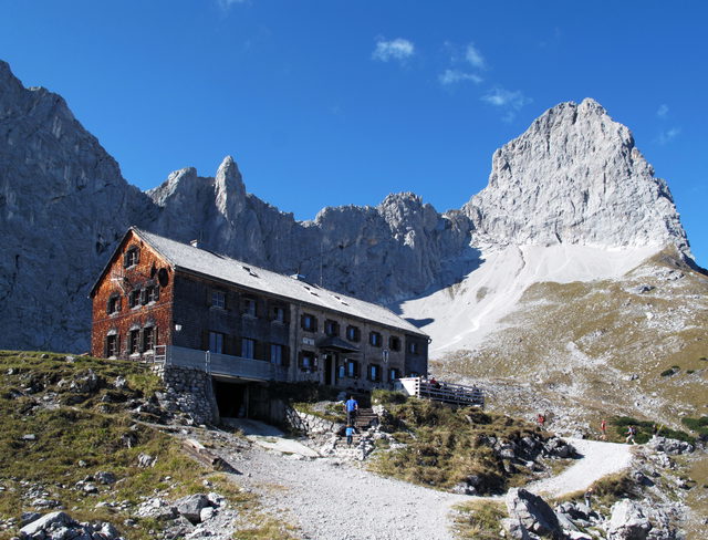 Lamsenjochhütte vor der Lamsenspitze
