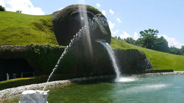 Der begrünte Riese der Swarovski Kristallwelten mit Wasserfall und Wasserbecken. Ortsmotiv.