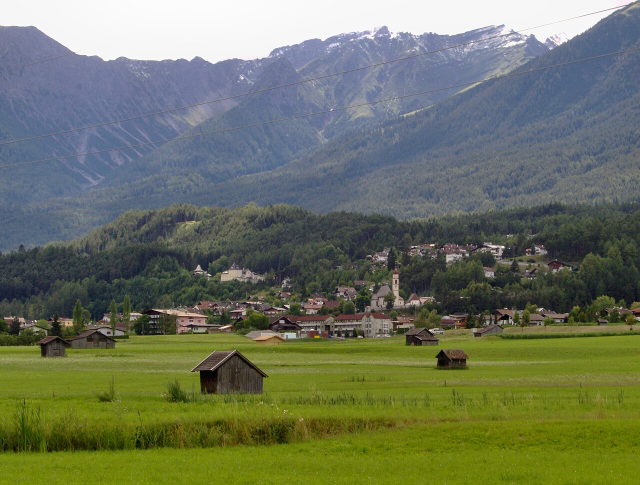 Umgebungsmotiv: Tarrenz vor Wiesen, Waldhängen und der Mieminger Kette