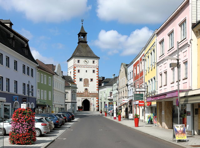 Vorstadt mit Stadtturm in Vöcklabruck