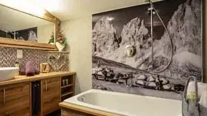 Badewanne und Waschtisch mit Bergmotiv im Haus am Anger