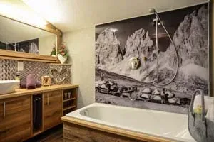 Badewanne und Waschtisch mit Bergmotiv im Haus am Anger