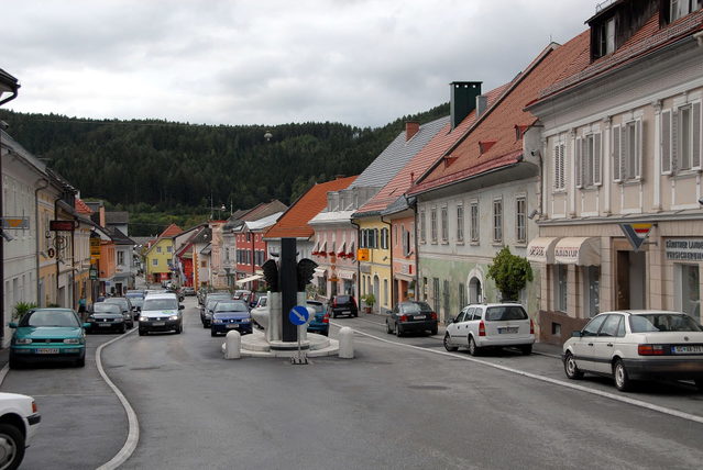 Hauptplatz von Bleiburg mit historischen Häusern