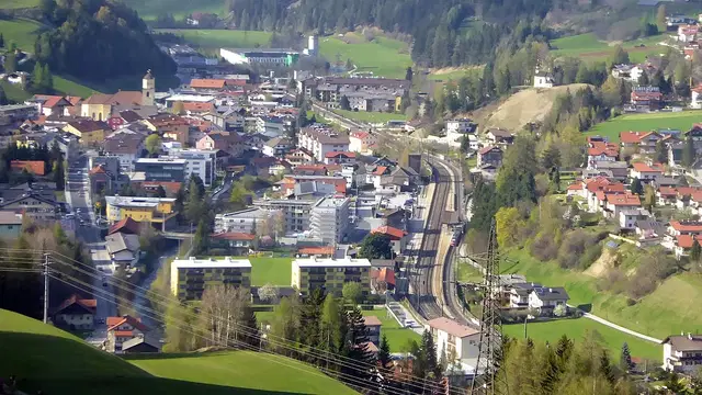 Steinach am Brenner mit Häusern und Bahnstrecke von Süden.