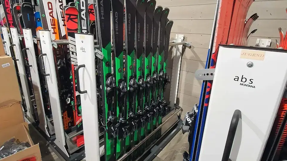 Skierregal mit aufgereihten Ski-Modellen in einem Laden
