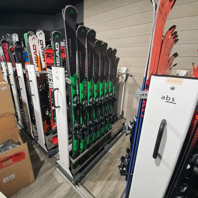 Skierregal mit aufgereihten Ski-Modellen in einem Laden