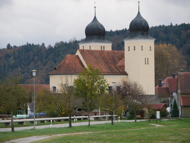 Kirche St. Vitus in Kottingwörth mit zwei Zwiebeltürmen