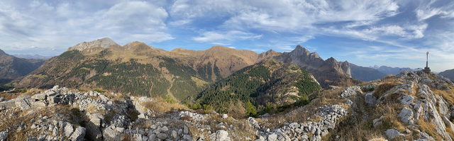 Bergpanorama bei Kötschach-Mauthen mit historischen Steinmauern