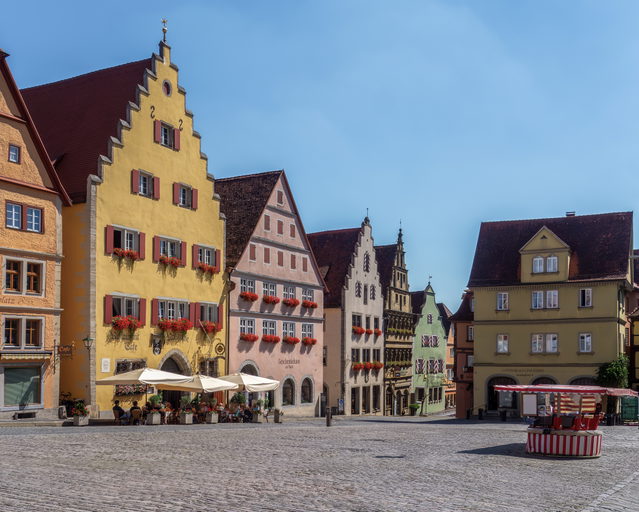 Symbolbild: Historische Häuser am Marktplatz von Rothenburg ob der Tauber