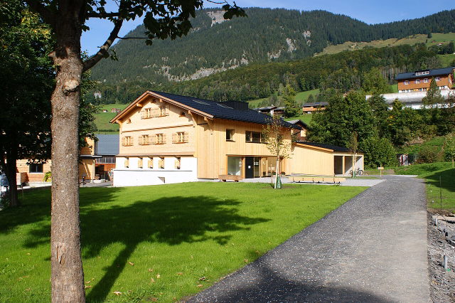 Außenansicht des Barockbaumeister Museums in Au mit Garten und Bergkulisse