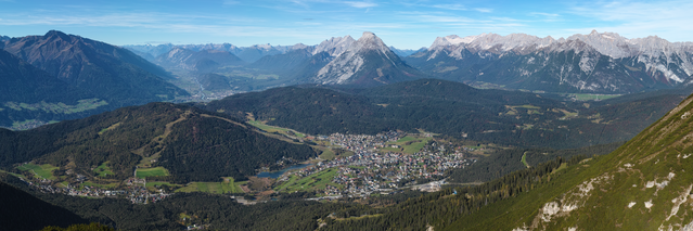 Panoramablick auf Seefeld in Tirol mit Ortsgebiet, Wäldern und Bergketten