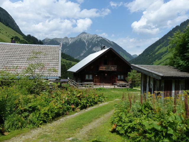 Holzhütten des Almdorfs Fallerschein vor der Knittelkarspitze