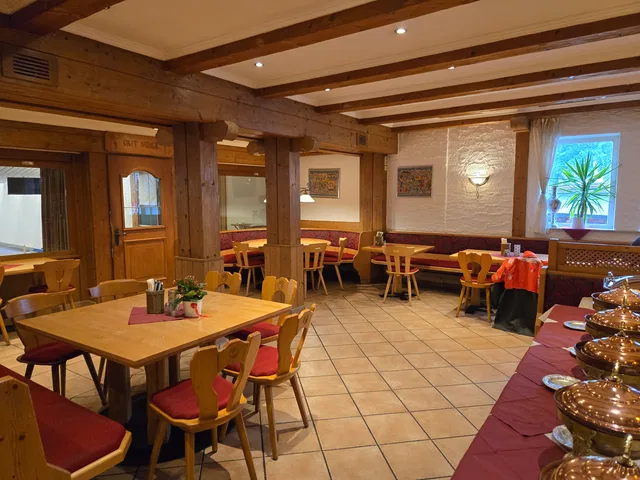 Gastraum mit Holzbalken und Buffetstation im Rama-Romacentro