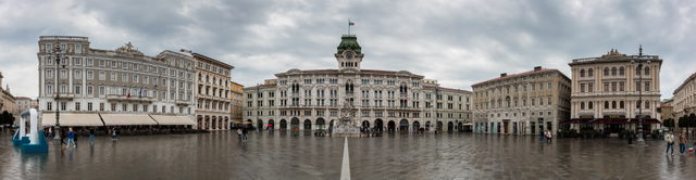 Panorama der Piazza Unita d Italia mit historischen Palazzi in Triest