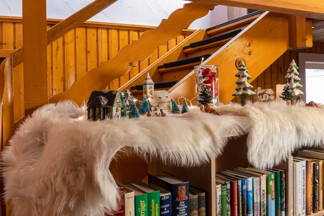 Weihnachtsdekoration an der Holztreppe