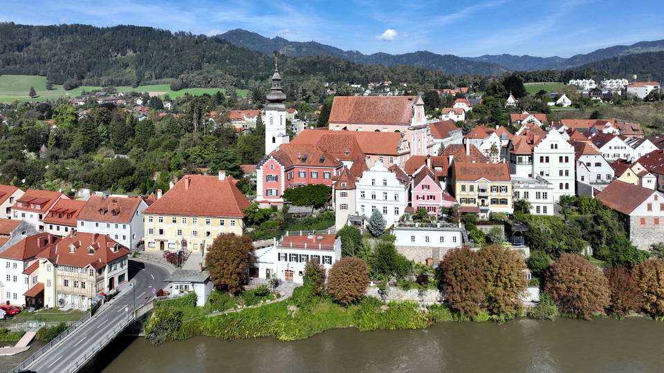 Altstadt Frohnleiten mit Bürgerhäusern, Kirche, Murbrücke und Fluss