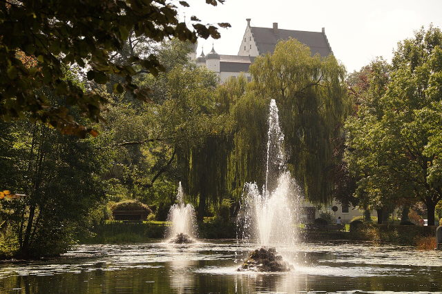 Springbrunnen im Stadtweiher mit Vöhlinschloss in Illertissen