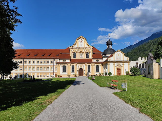 Stift Stams mit den beiden Zwiebeltürmen und dem Klostervorplatz