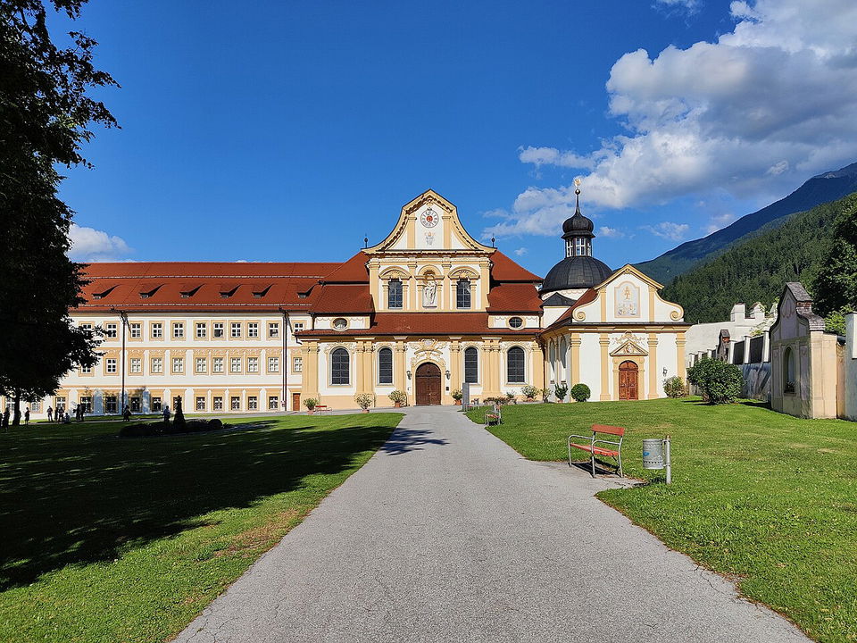 Stift Stams – Klosterkultur, Stiftskirche und Museum im Inntal