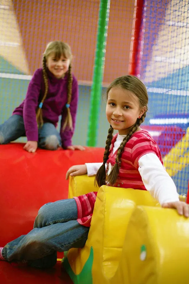 Zwei Mädchen im bunten Indoor-Spielbereich