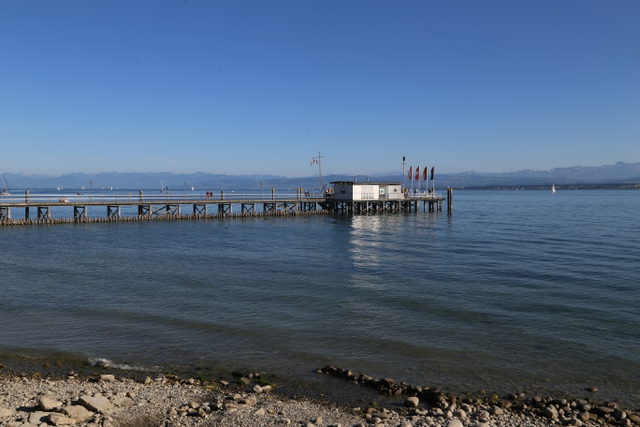 Schiffsanleger in Hagnau am Bodensee mit weitem Blick über den See zu den Alpen