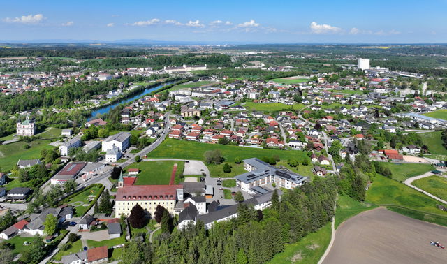 Ortsansicht von Stadl-Paura mit der Dreifaltigkeitskirche
