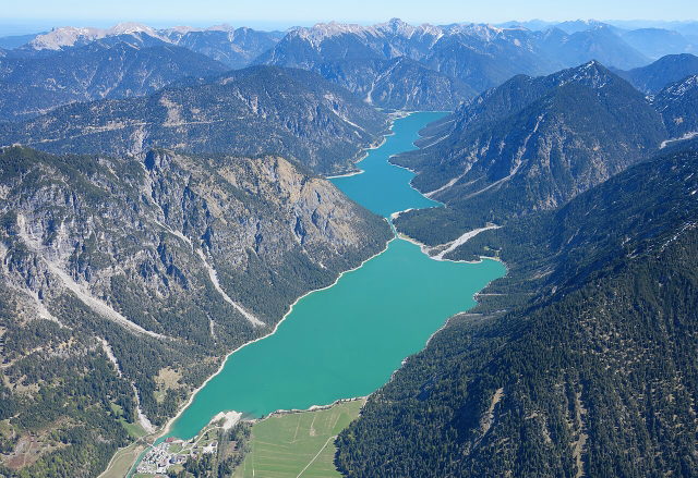 Luftaufnahme des Heiterwanger Sees mit dem Plansee im Hintergrund