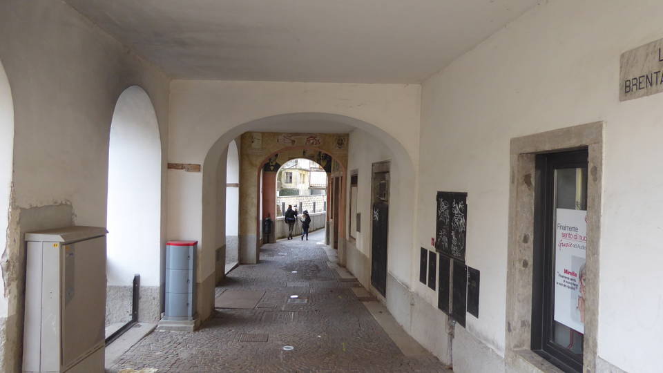 Überdachter Arkadengang entlang der Brenta in Borgo Valsugana