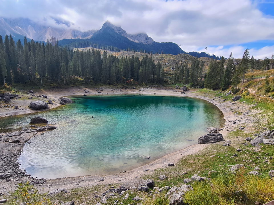 Karersee – kostenloser Dolomitenblick am geschützten Regenbogensee