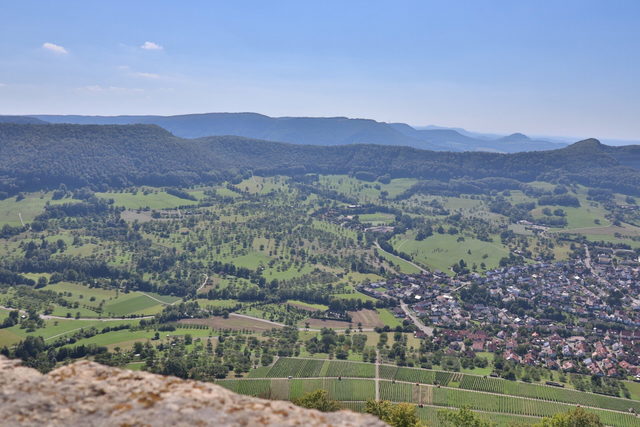 Blick vom Hohenneuffen auf Streuobstwiesen und Beuren