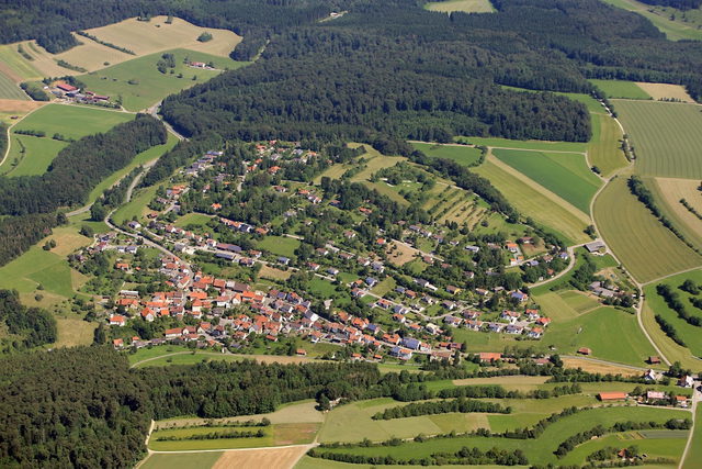 Luftbild von Apfelstetten mit umliegenden Feldern und Wald