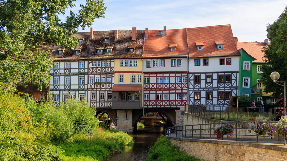 Fachwerkhäuser auf der Krämerbrücke über einem Gera-Arm in Erfurt.