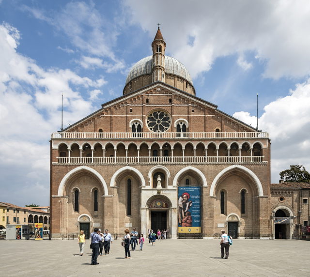 Fassade der Basilika Sant Antonio in Padua