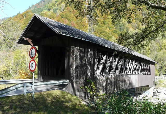 Holzbrücke über die Ill bei Mauren in Tschagguns; ein Motiv aus dem unteren Tourabschnitt.