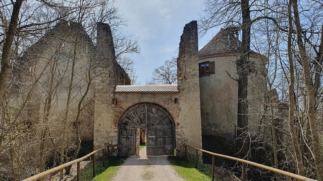 Eingang mit Brücke und Tor der Ruine Hornstein bei Bingen in Hohenzollern
