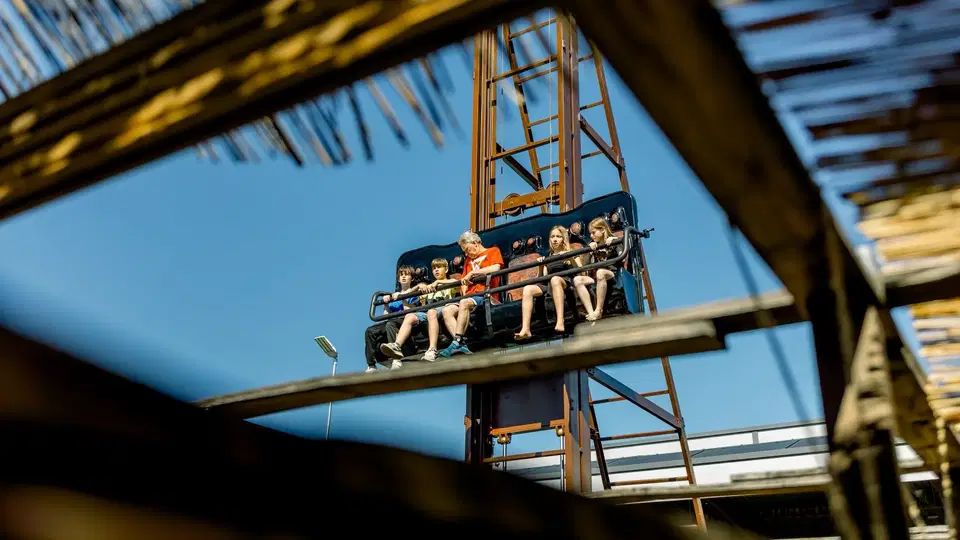 Fahrgäste auf dem Jengo-Fall-Turm.