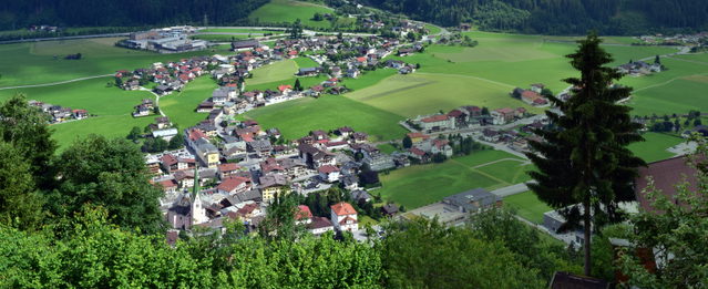 Grüne Wiesen und Blick vom Zellberg auf Zell am Ziller