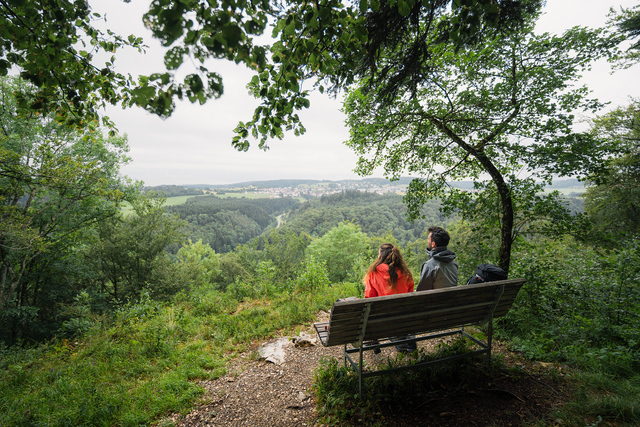 Rastbank mit Aussicht am Felsquellweg Oberdigisheim