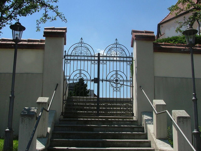 Treppen und schmiedeeisernes Eingangstor zum Kirchhof in Sontheim