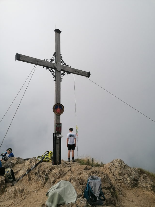 Gipfelkreuz auf der Gratlspitze im Nebel