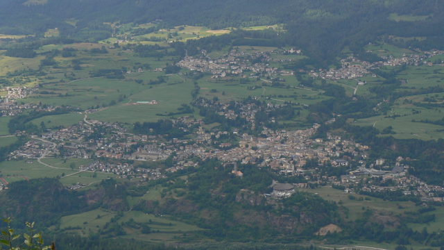 Panoramablick auf Cavalese und die Landschaft des Fleimstals
