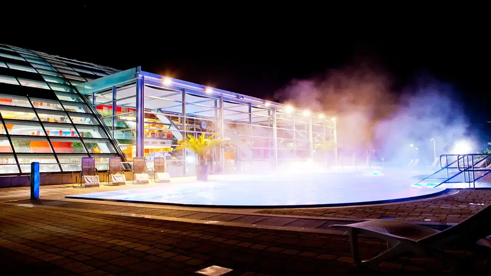 Ganzjahresaußenbecken bei Nacht